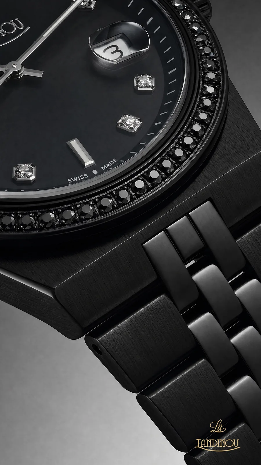 Landinou bracelet and bezel detail